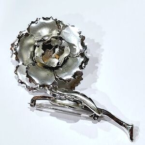 Lightweight Silver Toned Flower Brooch Fashion Jewelry
